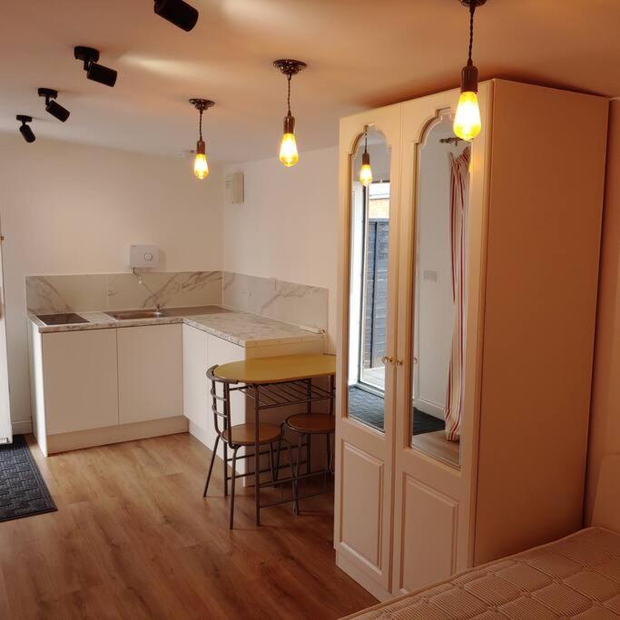 Cozy Garden Studio: Wizarding World Retreat Watford  Exterior photo