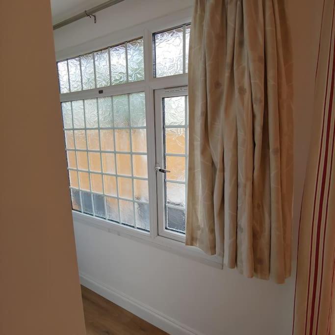 Cozy Garden Studio: Wizarding World Retreat Watford  Exterior photo