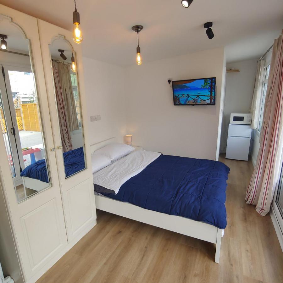 Cozy Garden Studio: Wizarding World Retreat Watford  Exterior photo